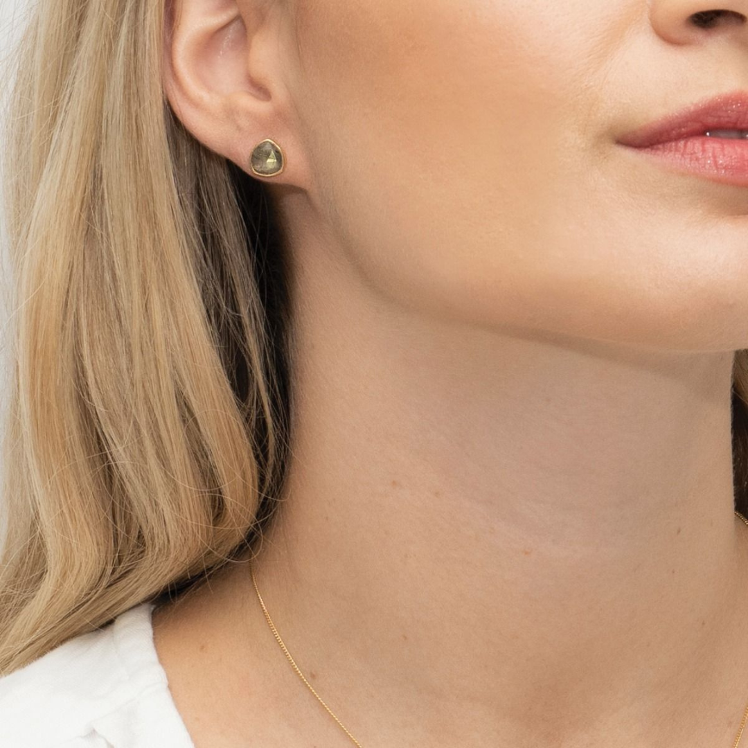 How to wear stud earrings