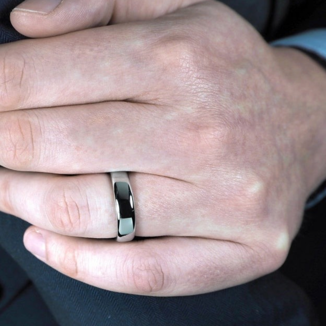 Niche Jewellery Brown & Newirth Infinity men's wedding ring with a polished low dome court profile on a man's hand.