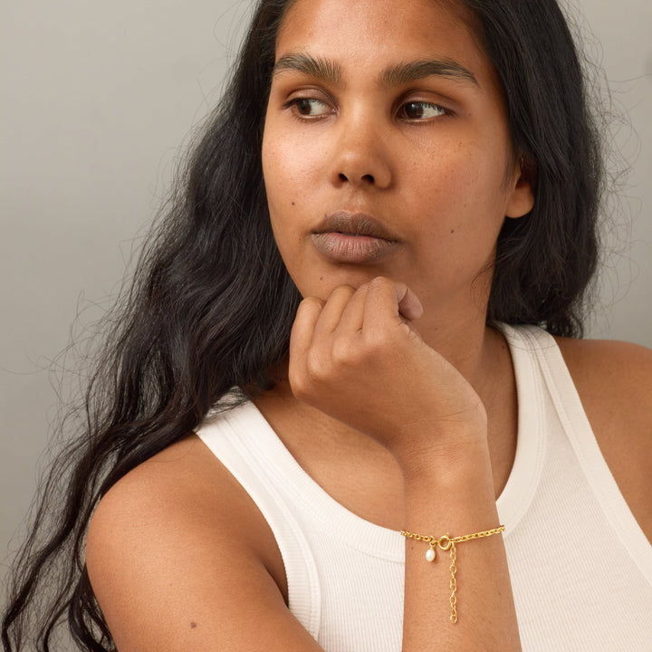 Niche Jewellery Enamel Copenhagen Significant Pearl Gold Bracelet detail