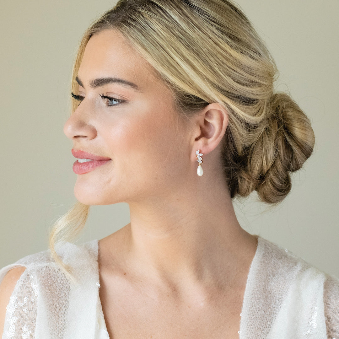 Niche Jewellery Ivory & Co Ashbourne Cluster Pearl Drop Gold Earrings detail