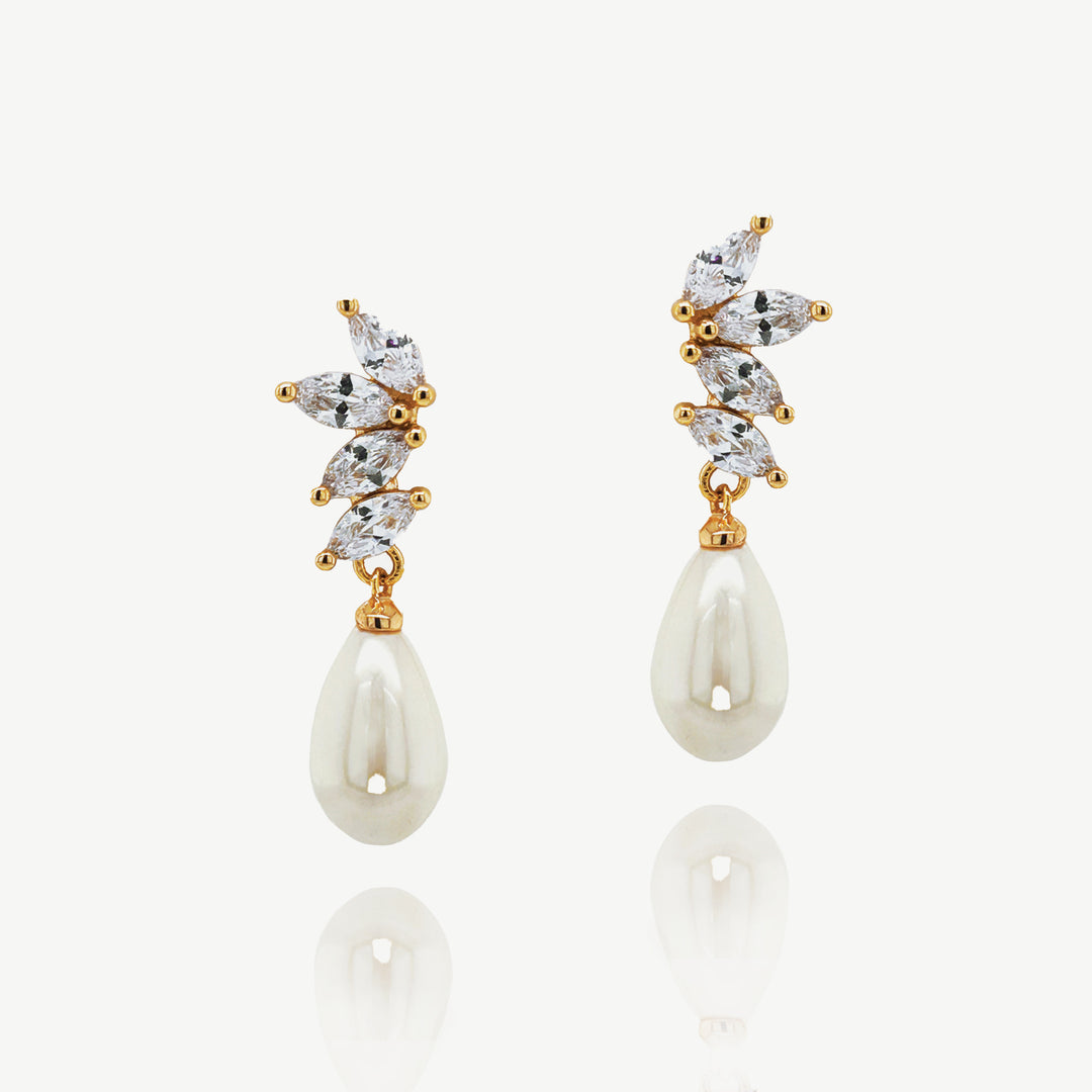 Niche Jewellery Ivory & Co Ashbourne Cluster Pearl Drop Gold Earrings detail