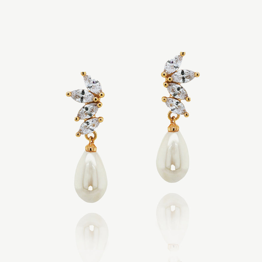 Niche Jewellery Ivory & Co Ashbourne Cluster Pearl Drop Gold Earrings detail