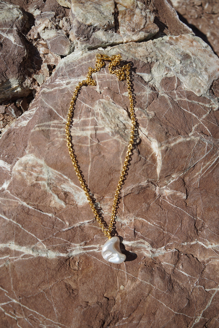 Niche Jewellery Shyla London Claye Baroque Pearl Gold Necklace detail