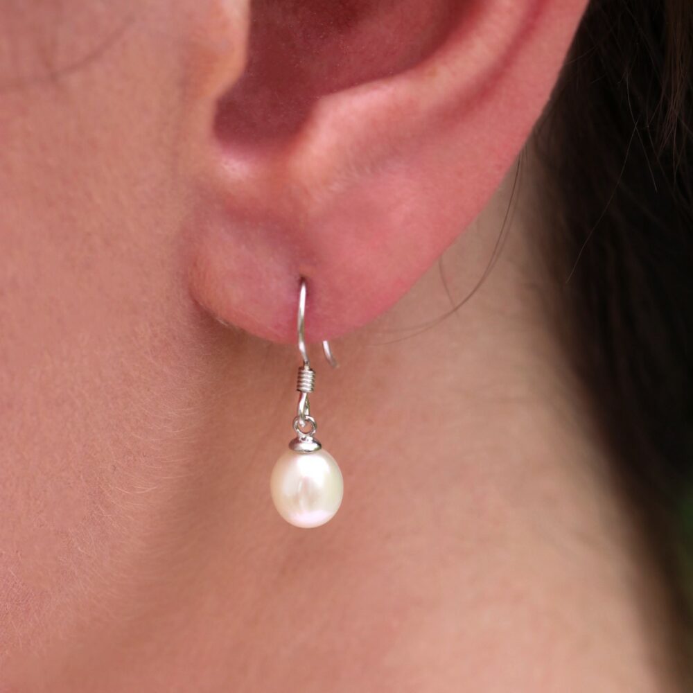 Niche Jewellery Jersey Pearl Hook Silver and White Pearl Earrings detail