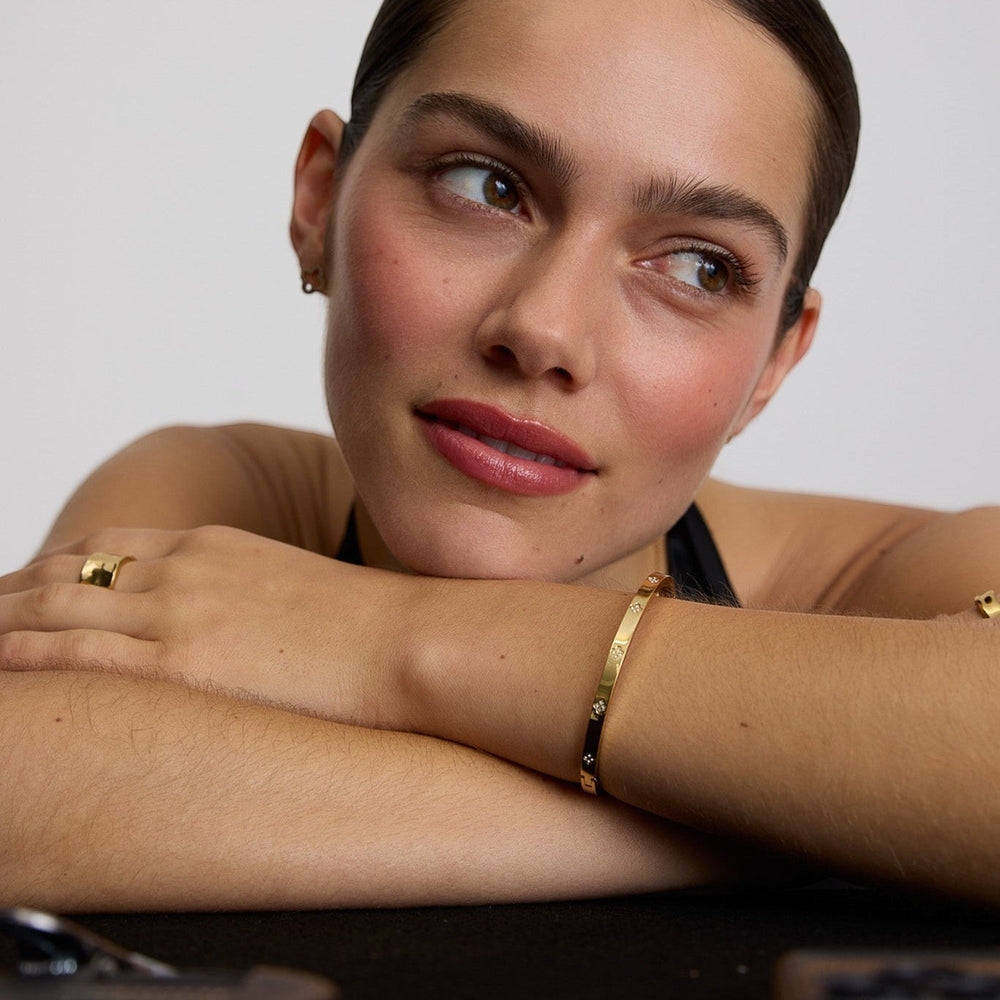 D.Louise Clover Silver Slim Bangle detail view
