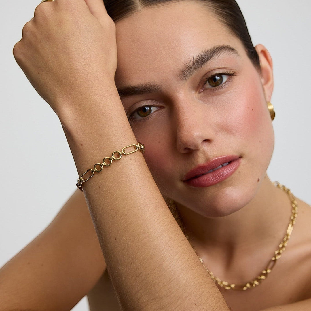 D.Louise Eternal Link Gold Chain Bracelet detail view