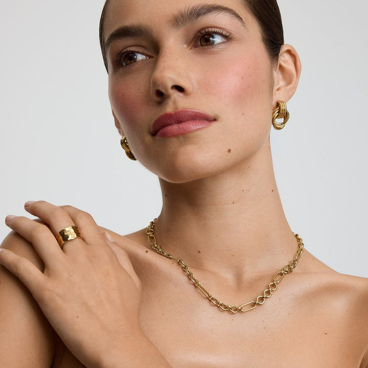 D.Louise Eternal Link Gold Chain Necklace detail view