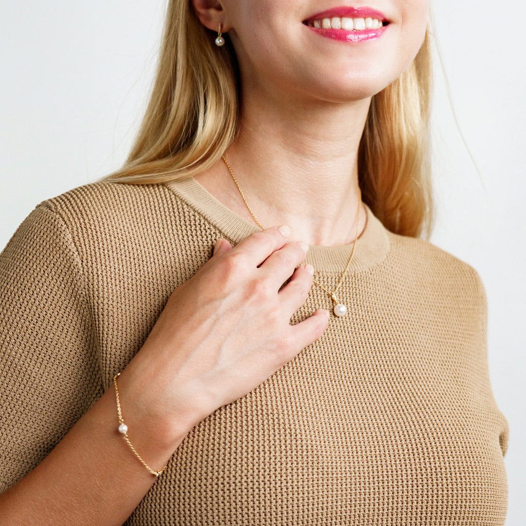 Niche Jewellery Georgini Adagio Effortless Glow Bar Dangle Pearl Earrings detail