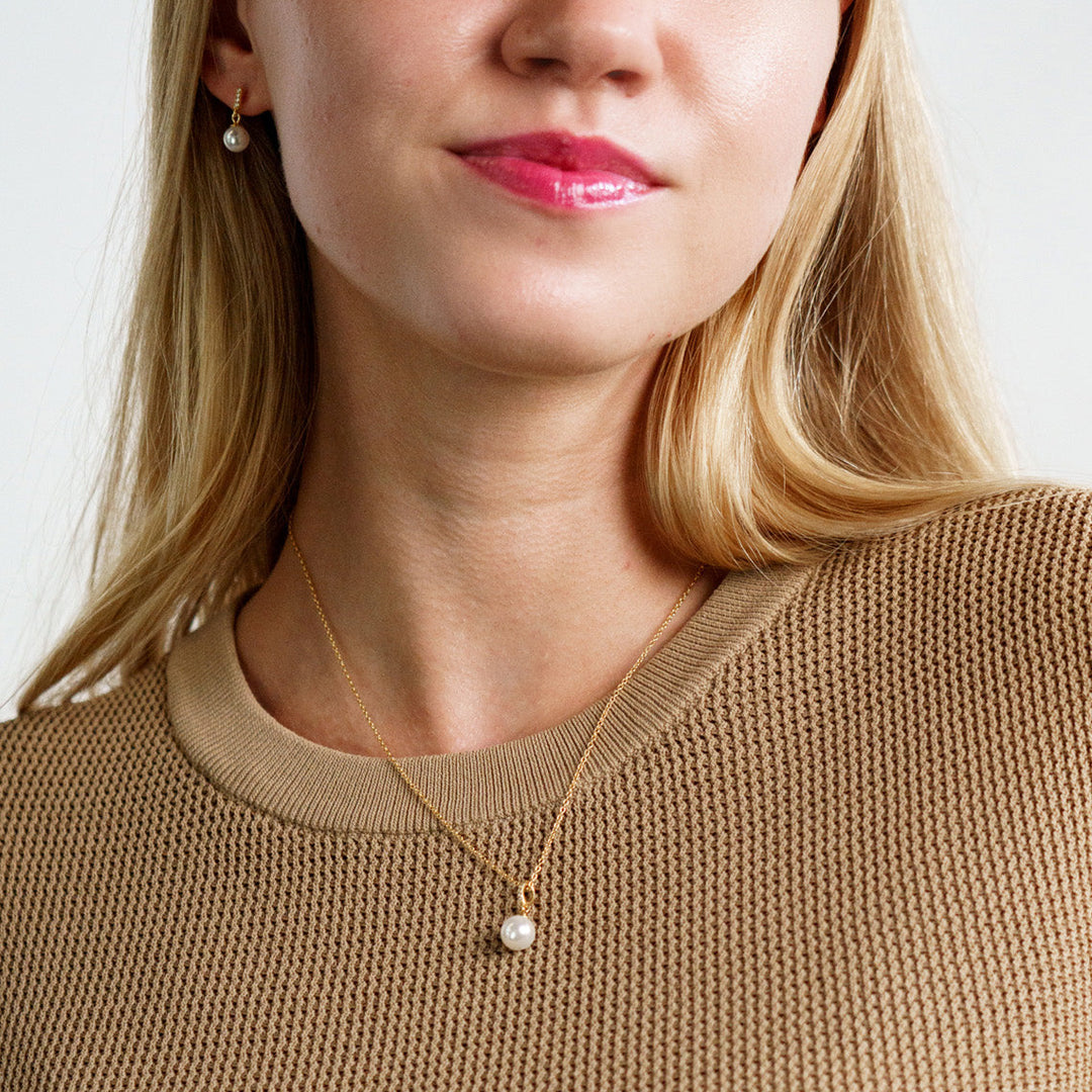 Niche Jewellery Georgini Adagio Effortless Glow Bar Dangle Pearl Earrings detail