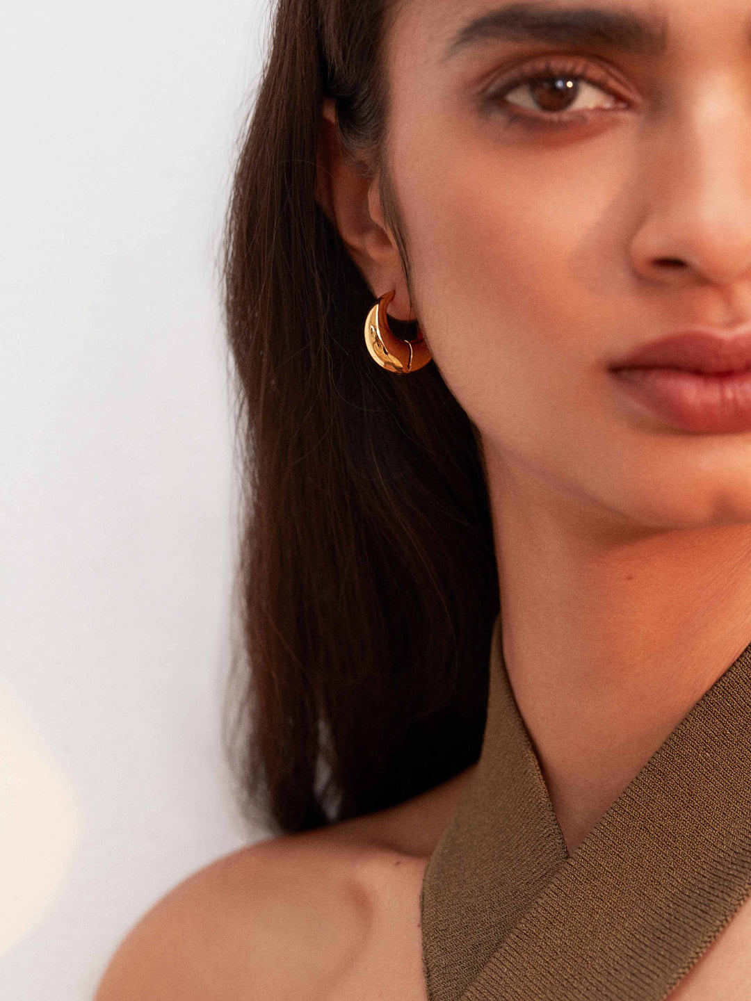 Niche Jewellery Shyla Munia Chunky Huggie Hoop Gold Earrings detail