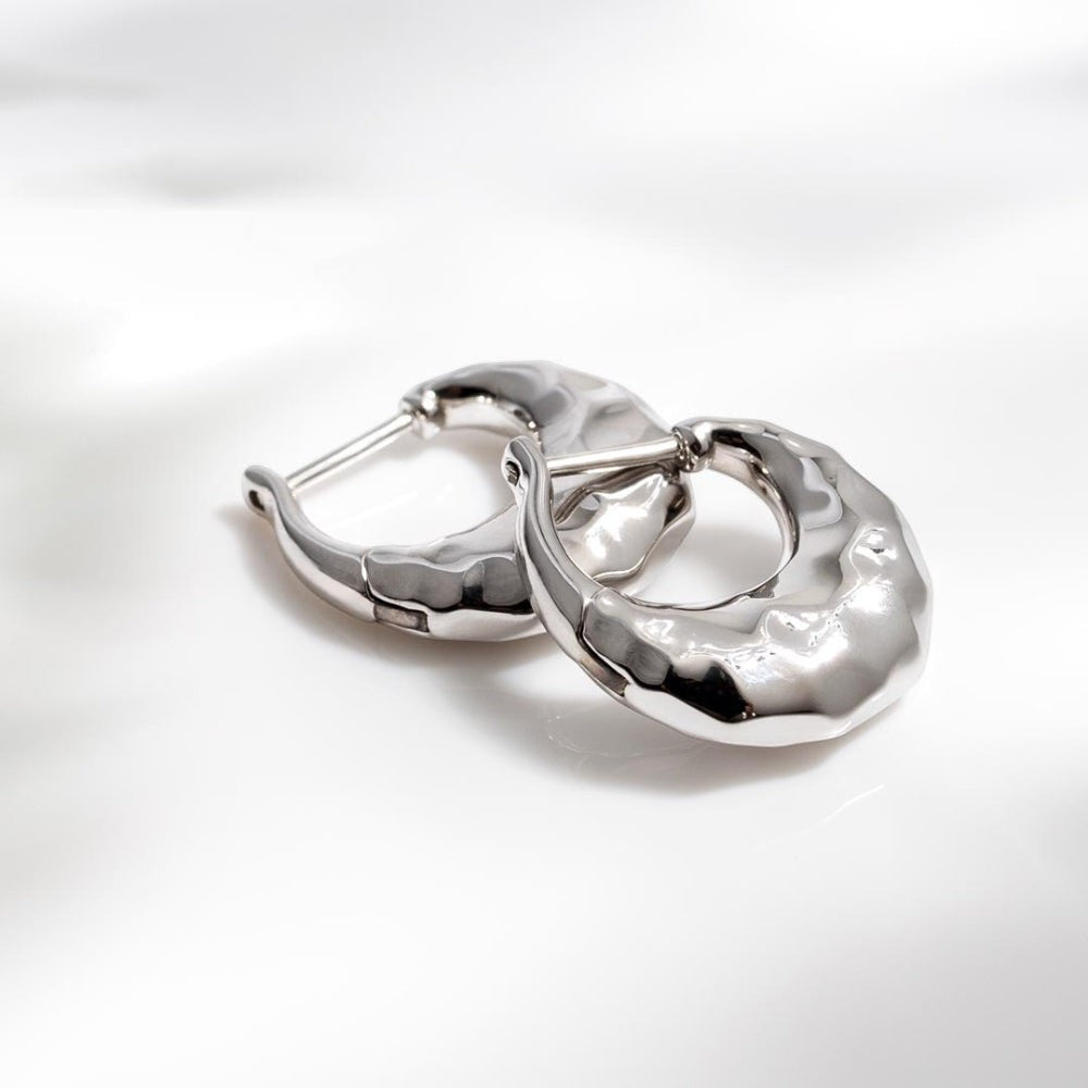 Niche Jewellery Kit Heath Mirage Reflect Hinged Hoop Earrings in sterling silver with a dappled texture.