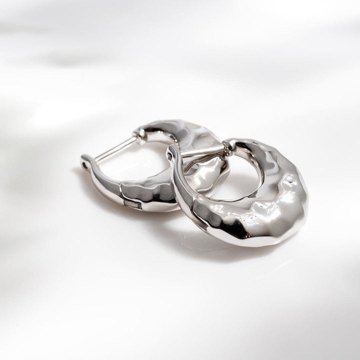 Niche Jewellery Kit Heath Mirage Reflect Hinged Hoop Earrings in sterling silver with a dappled texture.