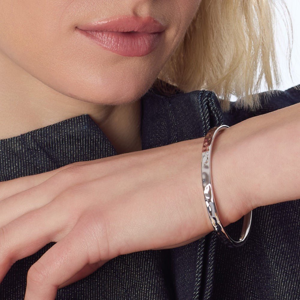 Niche Jewellery Kit Heath Mirage Reflect Hinged Bangle in Sterling Silver with hammered texture.
