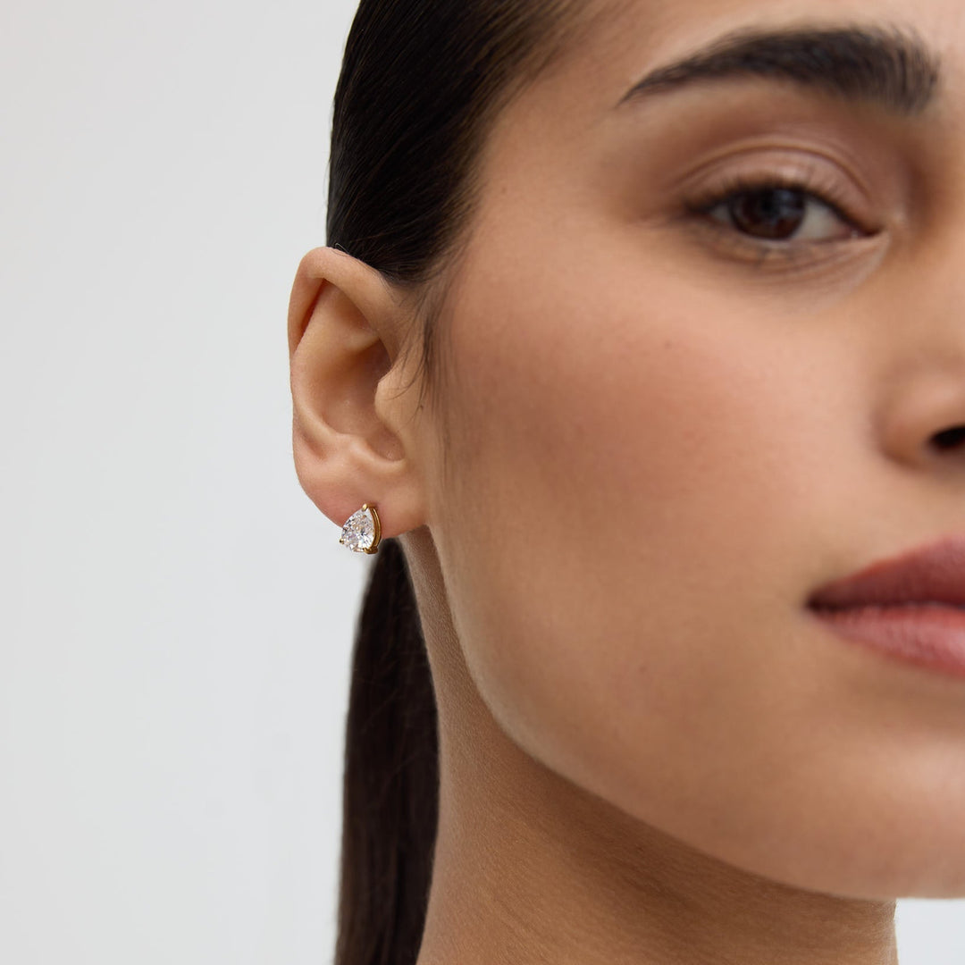 Niche Jewellery D.Louise Classic Pear Solitaire Gold Stud Earrings detail