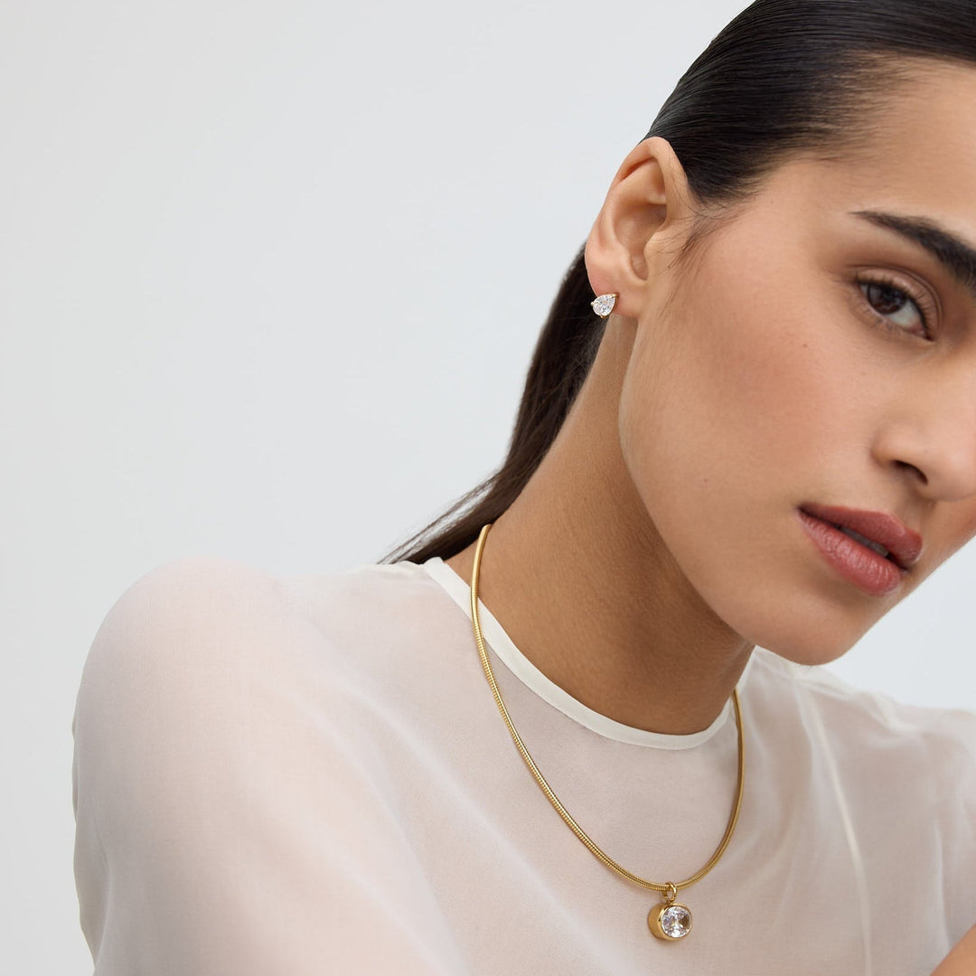 Niche Jewellery D.Louise Classic Pear Solitaire Gold Stud Earrings detail