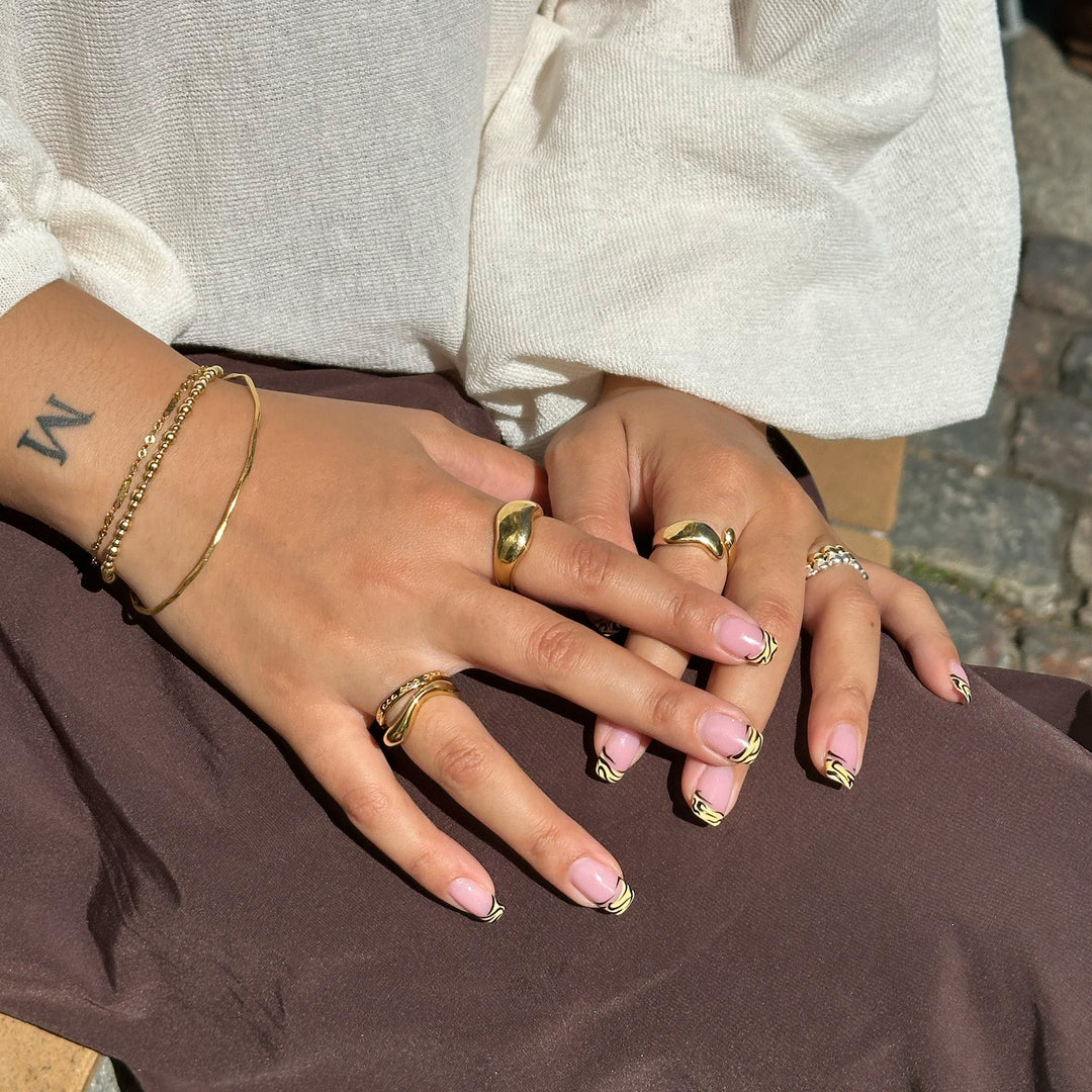 Niche Jewellery Enamel Copenhagen Heart Gold Ring detail