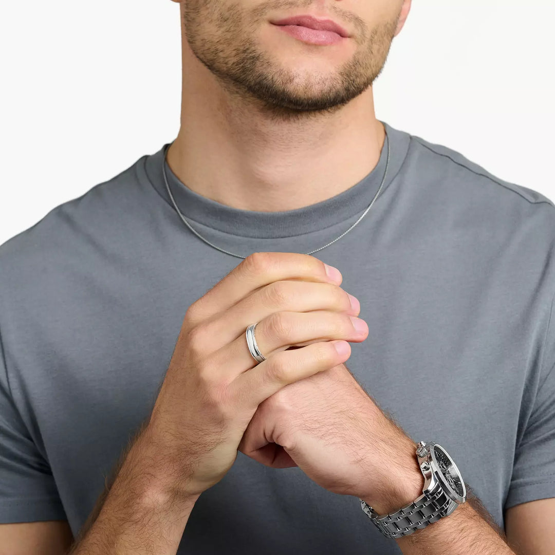 Niche Jewellery Thomas Sabo Band Ring with Lines worn on model
