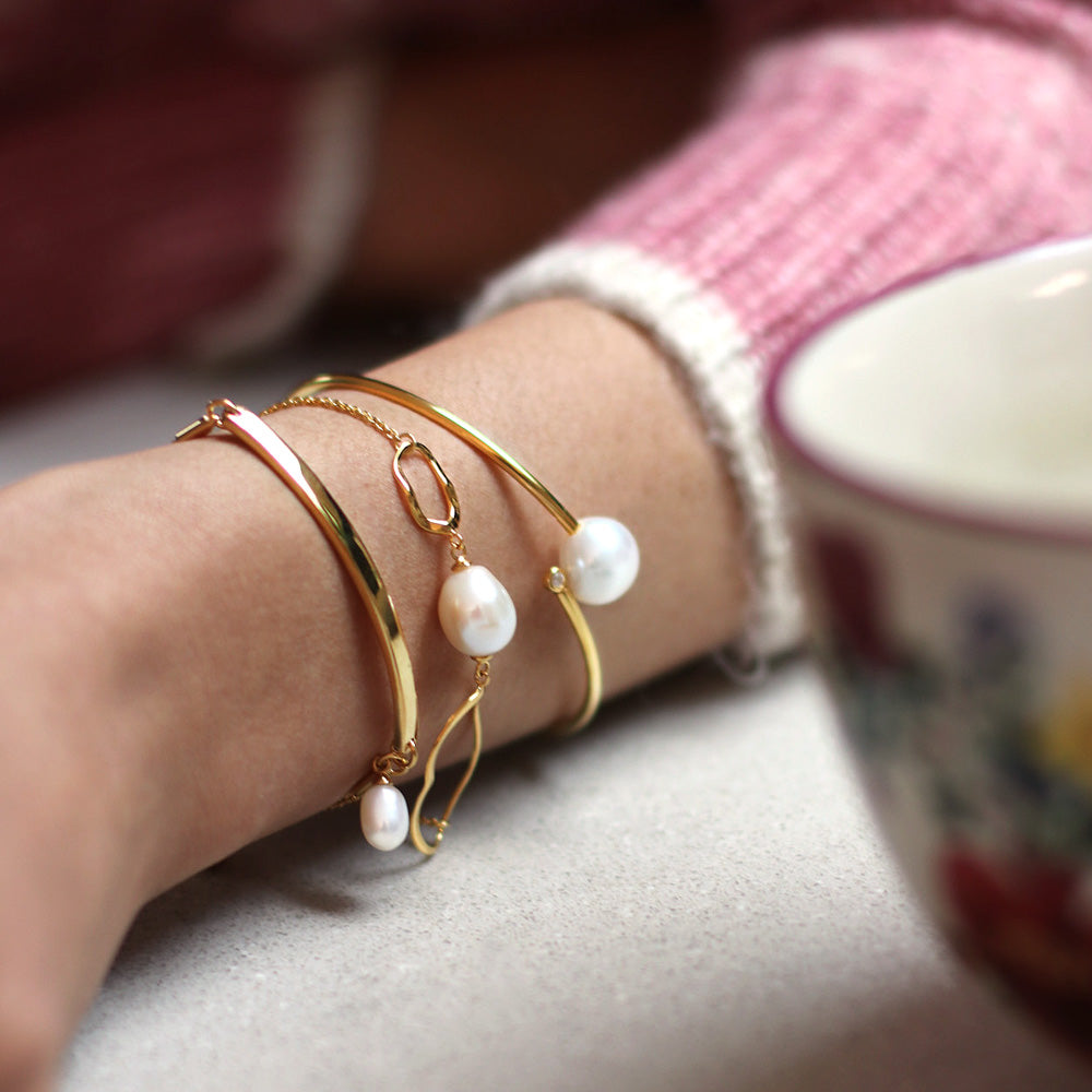Niche Jewellery Jersey Pearl Baroque Solo Bangle detail