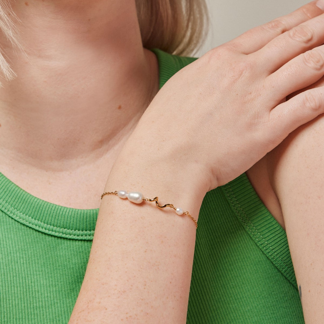 Enamel Copenhagen Pearlie Twist Gold Bracelet. Item code B113G.