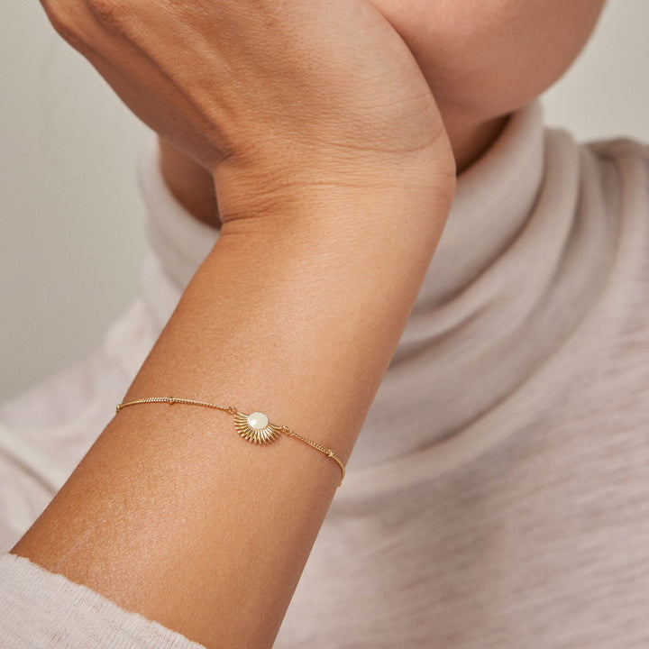 Enamel Copenhagen Soleil Cream Daisy Gold Bracelet. Item code B78GM_daisy.