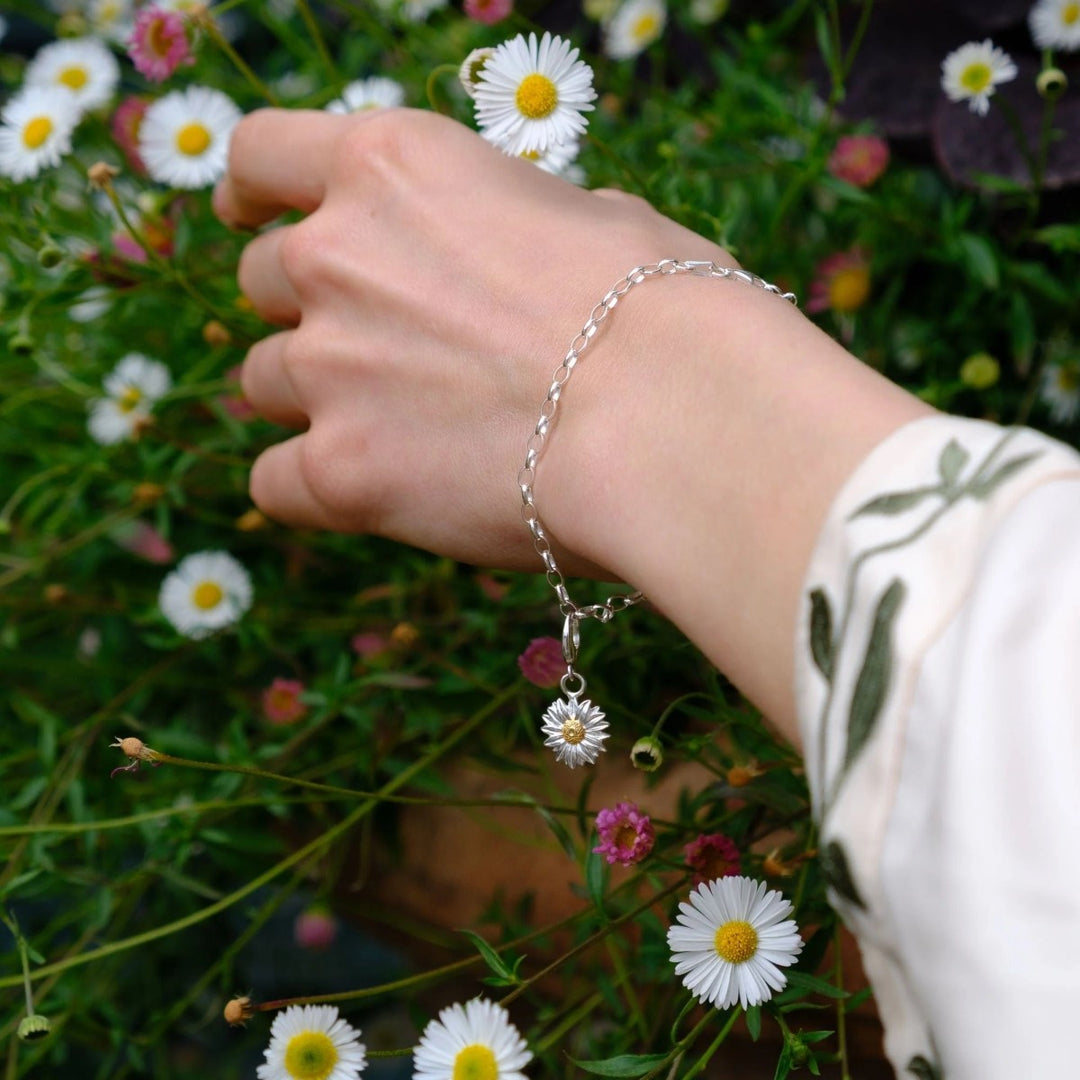 Lily Charmed Daisy Charm Gold - item number CSDA