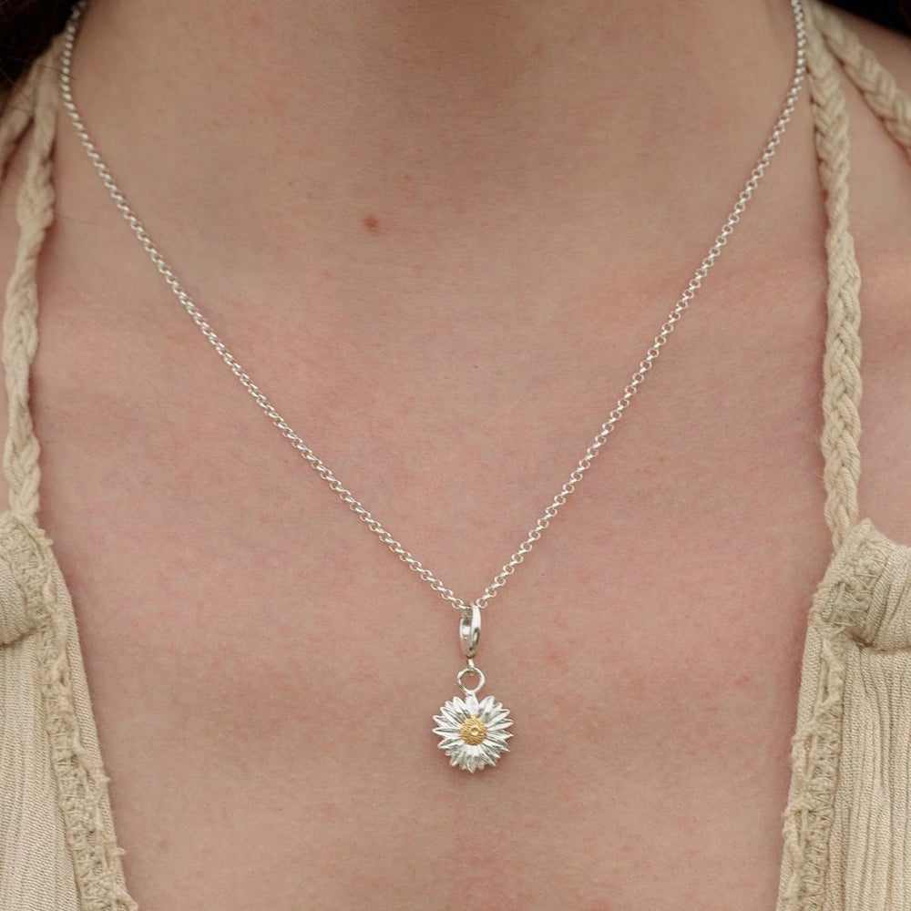 Lily Charmed Daisy Charm Gold - item number CSDA