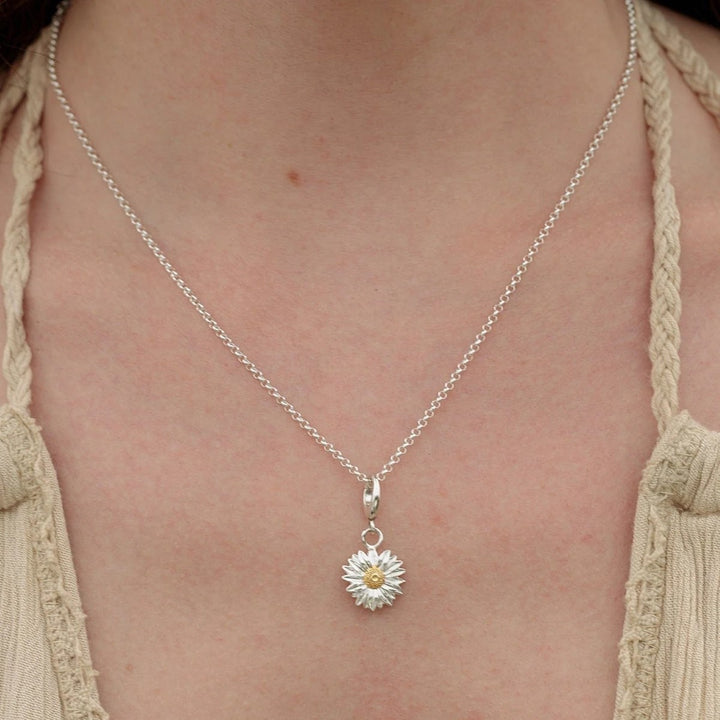 Lily Charmed Daisy Charm Gold - item number CSDA