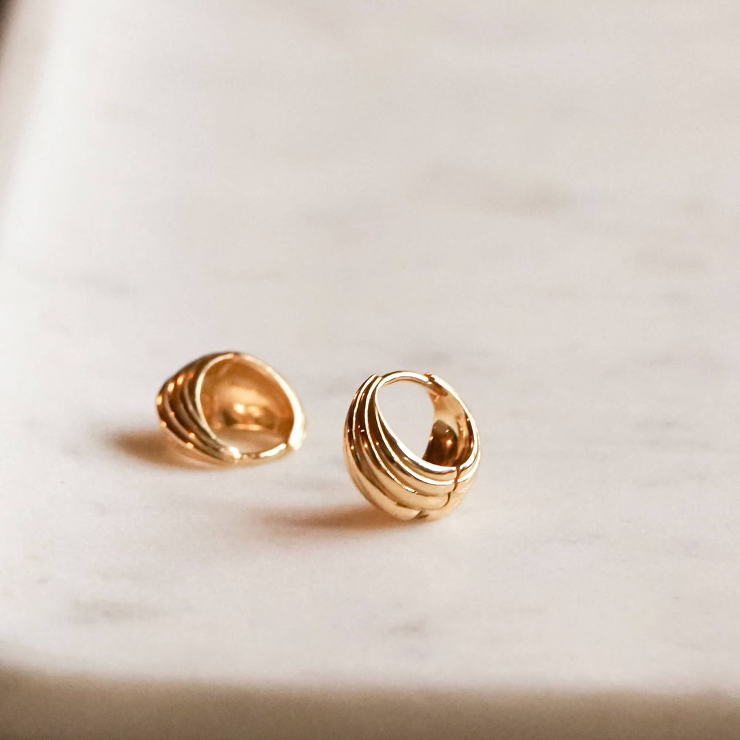 Daisy Palm Wrap Huggie Earring - Gold WE07_GP