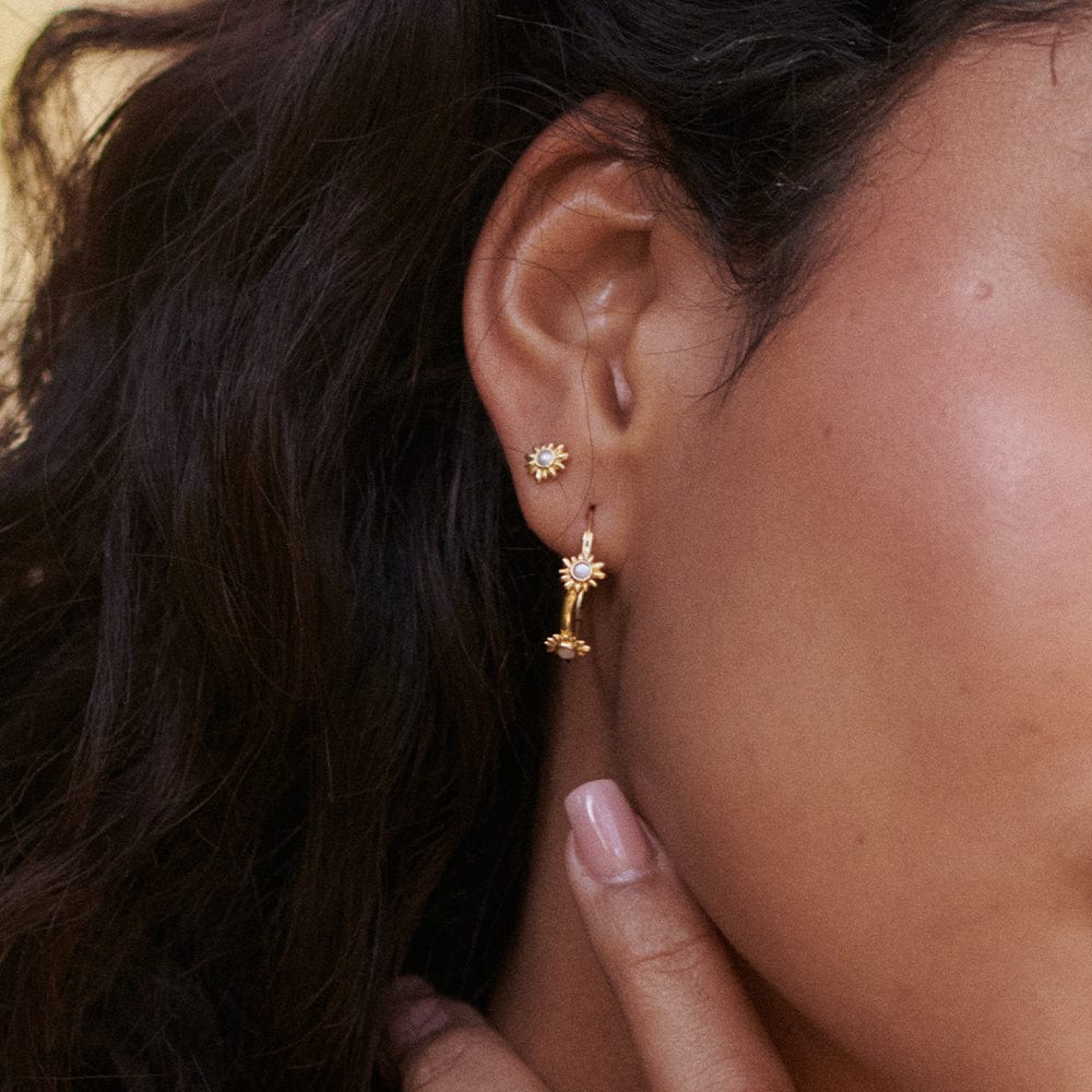 Daisy Mini Mother of Pearl Stud Earrings - Gold DBE01_GP