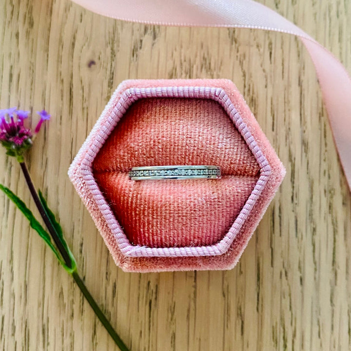  Round Grain Set Brilliant Diamonds