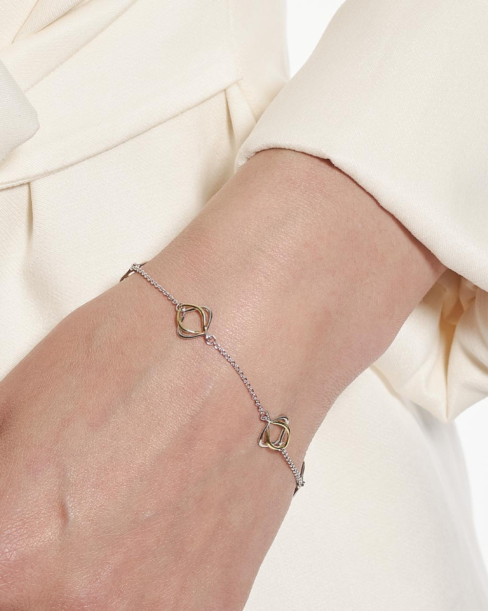 Niche Jewellery Kit Heath Alicia Golden Fine Station Bracelet detail