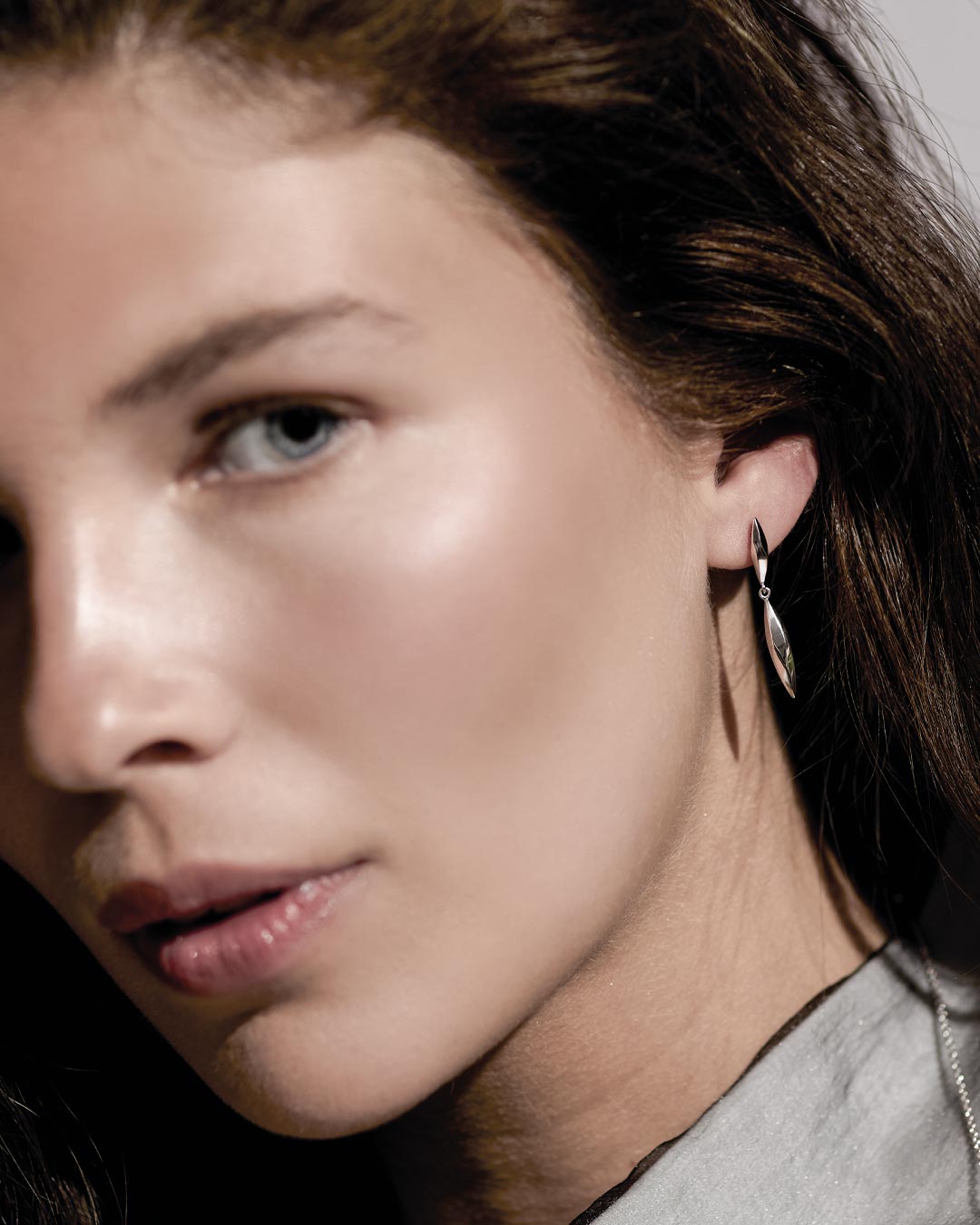 Niche Jewellery Kit Heath Glint Silver Drop Earrings detail