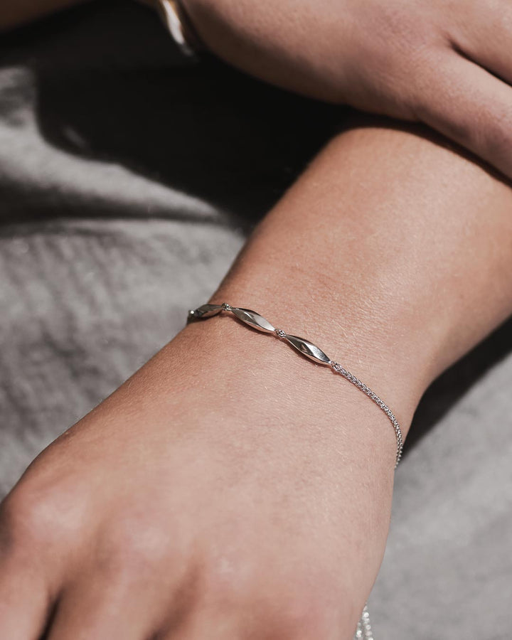 Niche Jewellery Kit Heath Glint Triplet Silver Toggle Bracelet detail