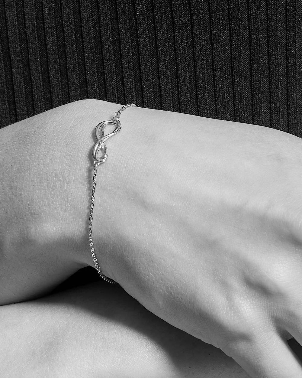 Niche Jewellery Kit Heath Infinity Mini Silver Bracelet detail