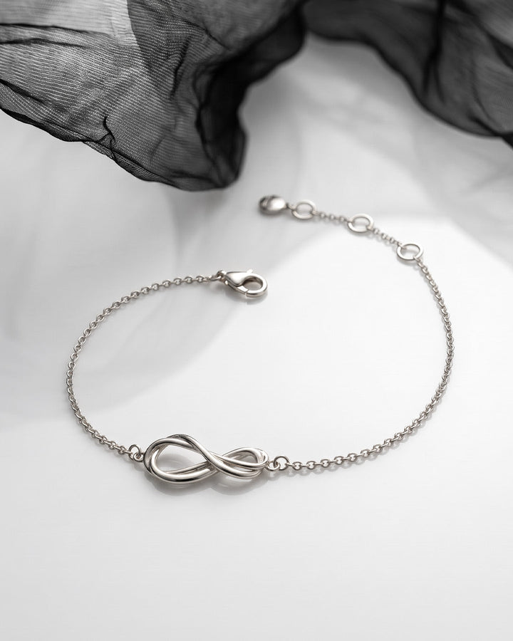 Niche Jewellery Kit Heath Infinity Mini Silver Bracelet detail