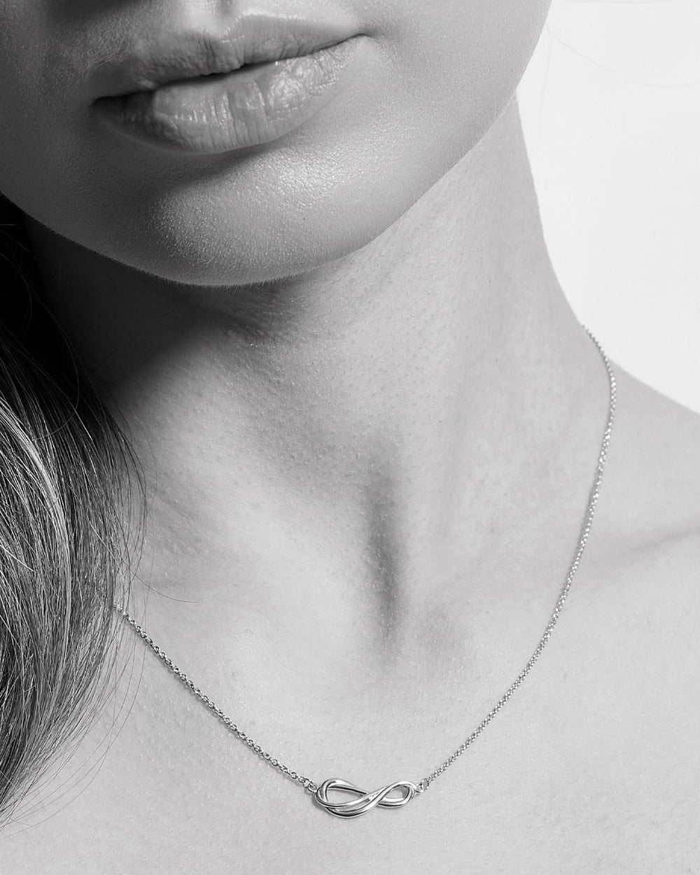 Niche Jewellery Kit Heath Infinity Mini Silver Necklet detail