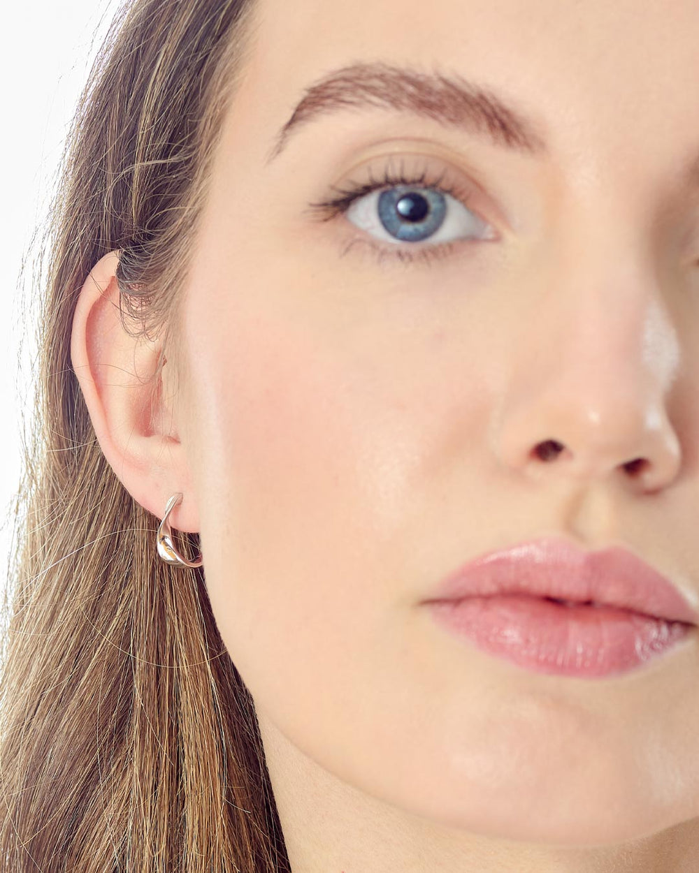 Niche Jewellery Kit Heath Serenity Curve Silver Hoop Earrings detail