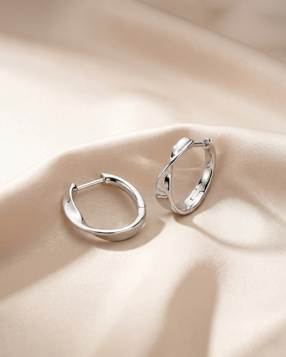 Niche Jewellery Kit Heath Serenity Curve Silver Hoop Earrings detail