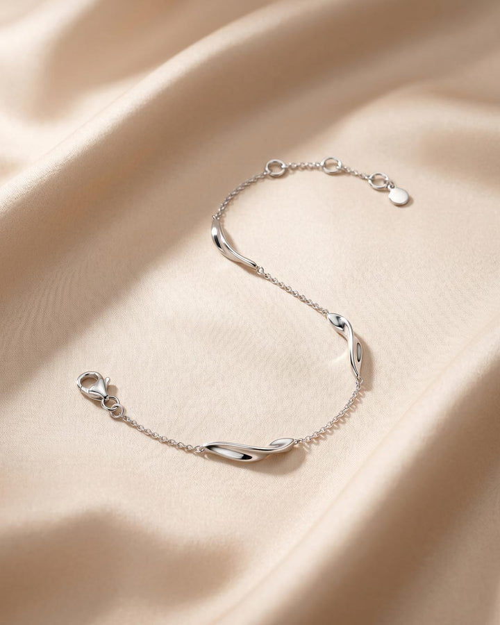 Niche Jewellery Kit Heath Serenity Curve Silver Station Bracelet detail