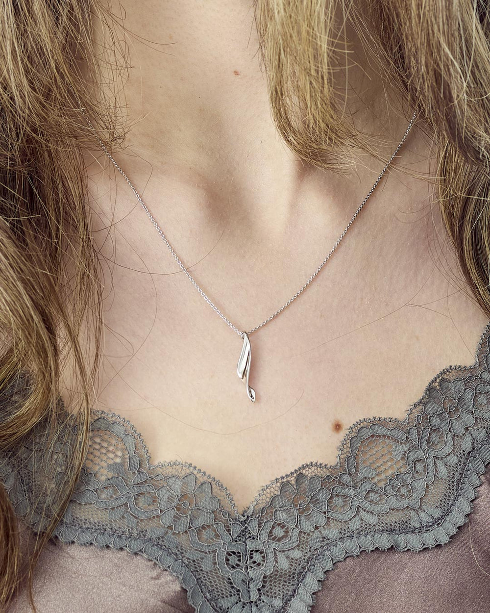 Niche Jewellery Kit Heath Serenity Curve Small Silver Necklace detail