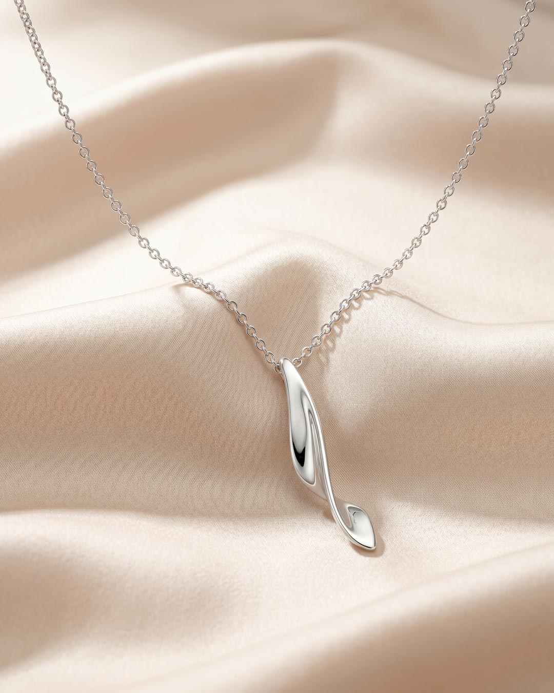 Niche Jewellery Kit Heath Serenity Curve Small Silver Necklace detail