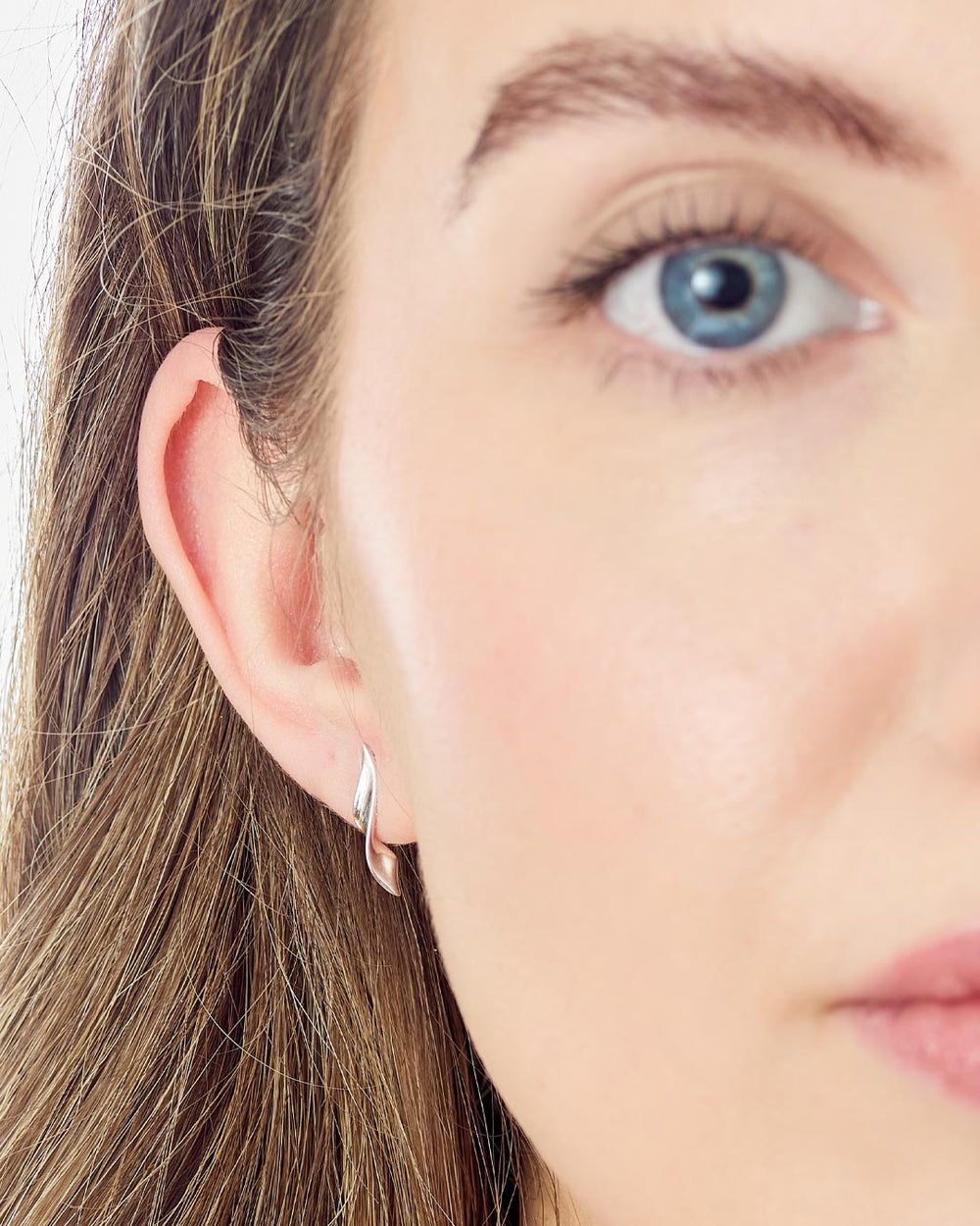 Niche Jewellery Kit Heath Serenity Curve Small Silver Stud Earrings detail