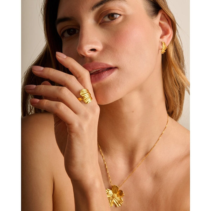 Niche Jewellery: Katie Loxton Floramour waterproof gold ring with a textured, wavy design. 18K gold PVD coating.
