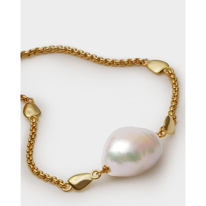 Niche Jewellery: Katie Loxton Sol Pearl bracelet with freshwater pearl and gold hearts on a gold chain.