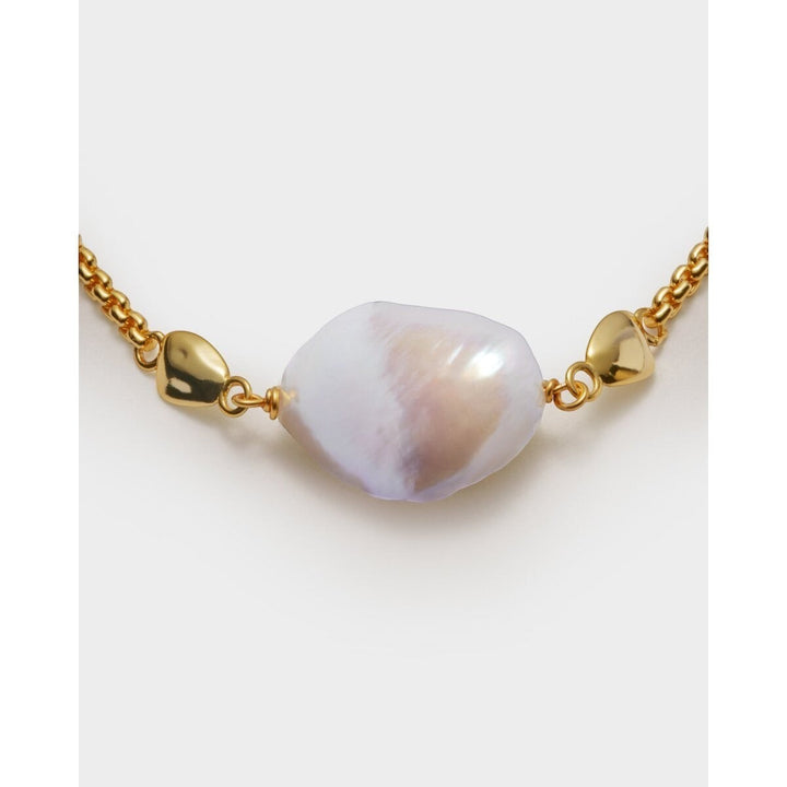 Niche Jewellery: Katie Loxton Sol Pearl bracelet with freshwater pearl and gold hearts on a gold chain.