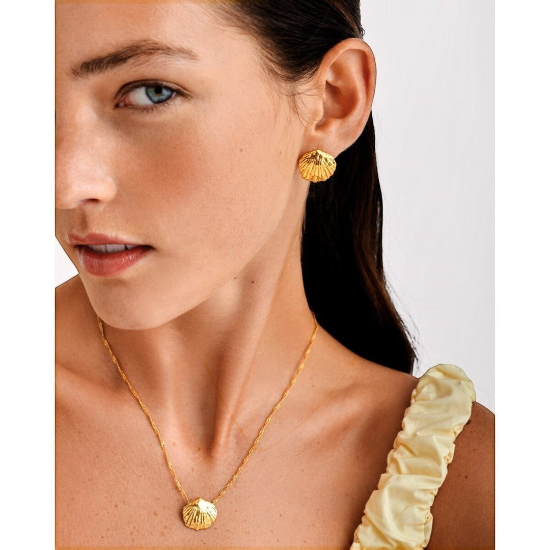 Niche Jewellery Katie Loxton Cochellia Twist gold necklace with shell charm, 18K gold PVD coating, waterproof.