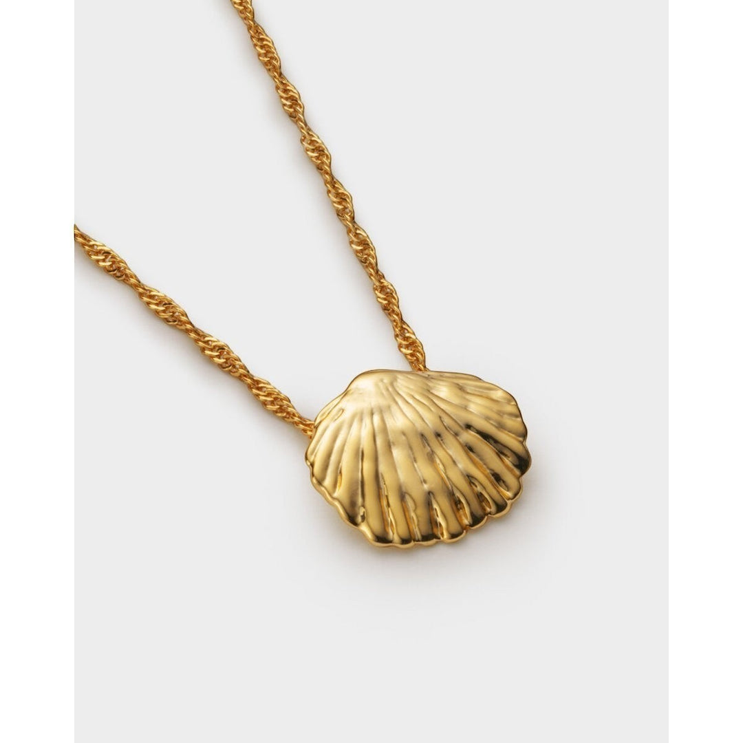 Niche Jewellery Katie Loxton Cochellia Twist gold necklace with shell charm, 18K gold PVD coating, waterproof.