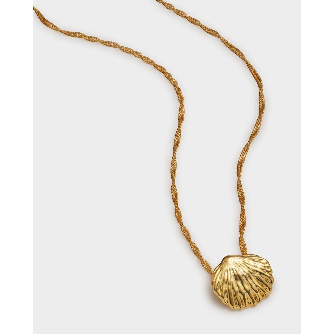 Niche Jewellery Katie Loxton Cochellia Twist gold necklace with shell charm, 18K gold PVD coating, waterproof.