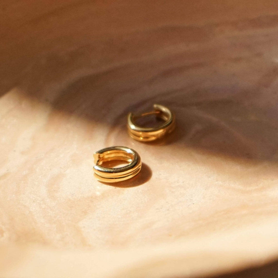 Daisy Meryl Huggie Hoop Earrings - Gold