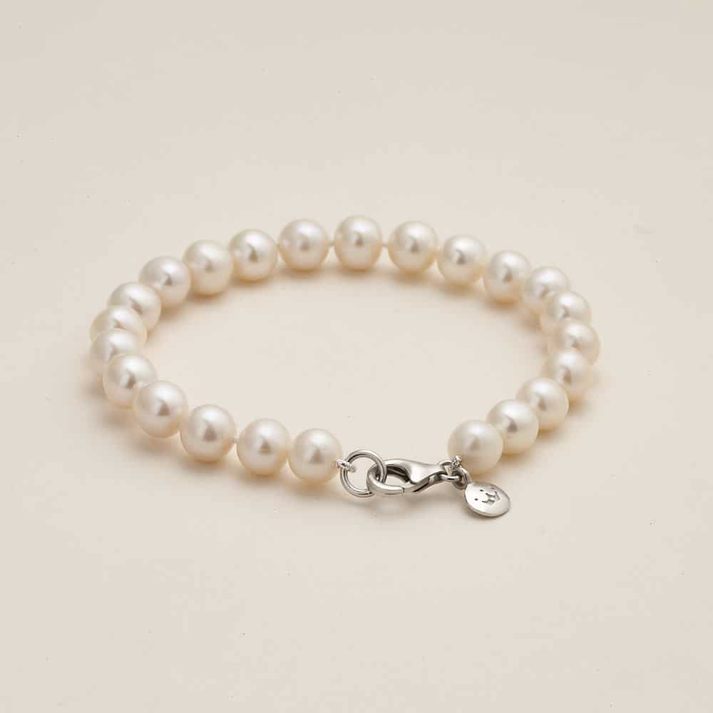 Niche Jewellery Jersey Pearl 7mm freshwater pearl bracelet with a silver clasp and signature charm